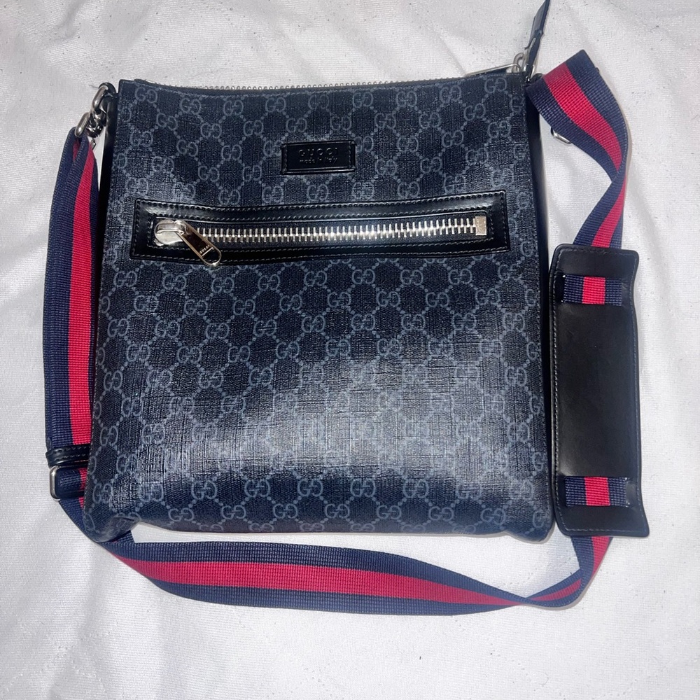 Gucci Messenger GG Supreme Bag